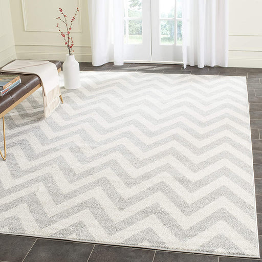 SAFAVIEH Amherst Collection 7' Square Light Grey/Beige Chevron Non-Shedding Living Room Bedroom Dining Home Office Area Rug
